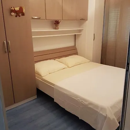 アパート Nina クチフェ